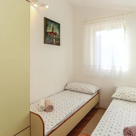 Apartment Beautiful Apartment In Omis With Kitchen Pisak