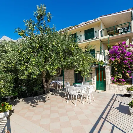 Beautiful Apartment In Omis With Kitchen Pisak