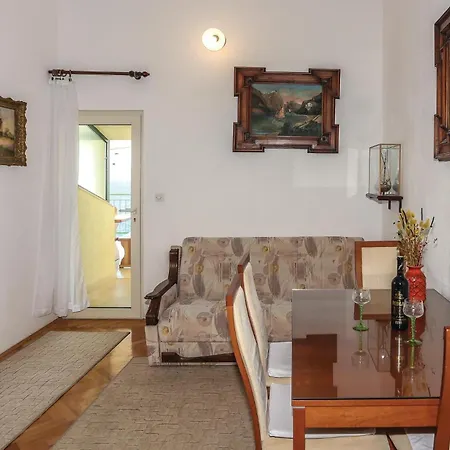Beautiful Apartment In Omis With Kitchen * Pisak